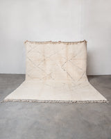 Moderner, handgefertigter Berber-Teppich aus Marokko. Beniourain-Teppich mit minimalistischem Design, natürlichem Wollflor und flauschiger Textur.