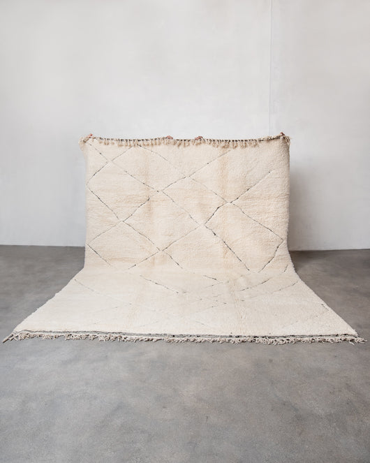 Moderner, handgefertigter Berber-Teppich aus Marokko. Beniourain-Teppich mit minimalistischem Design, natürlichem Wollflor und flauschiger Textur.