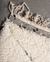 Moderner, handgefertigter Berber-Teppich aus Marokko. Beniourain-Teppich mit minimalistischem Design, natürlichem Wollflor und flauschiger Textur.