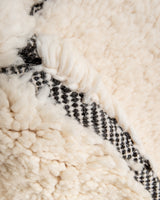 Moderner, handgefertigter Berber-Teppich aus Marokko. Beniourain-Teppich mit minimalistischem Design, natürlichem Wollflor und flauschiger Textur.