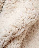 Moderner, handgefertigter Berber-Teppich aus Marokko. Beniourain-Teppich mit minimalistischem Design, natürlichem Wollflor und flauschiger Textur.