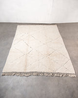 Moderner, handgefertigter Berber-Teppich aus Marokko. Beniourain-Teppich mit minimalistischem Design, natürlichem Wollflor und flauschiger Textur.