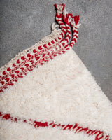 Moderner, handgefertigter Berber-Teppich aus Marokko. Beniourain-Teppich mit schönen Farben und Mustern und flauschiger Wollstruktur.