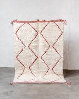 Moderner, handgefertigter Berber-Teppich aus Marokko. Beniourain-Teppich mit schönen Farben und Mustern und flauschiger Wollstruktur.