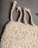 Moderner, handgefertigter Berber-Teppich aus Marokko. Beniourain-Teppich mit minimalistischem Design, natürlichem Wollflor und flauschiger Textur.