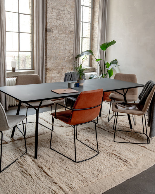 Moderner, handgefertigter Berber-Teppich aus Marokko. Beniourain-Teppich mit minimalistischem Design, natürlichem Wollflor und flauschiger Textur.