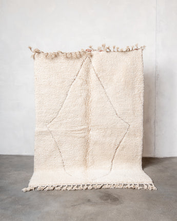 Moderner, handgefertigter Berber-Teppich aus Marokko. Beniourain-Teppich mit minimalistischem Design, natürlichem Wollflor und flauschiger Textur.