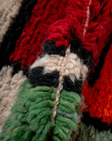 Moderner, handgefertigter Berber-Läuferteppich aus Marokko. Beniourain-Teppich mit schönen Farben und Mustern und flauschiger Wollstruktur.