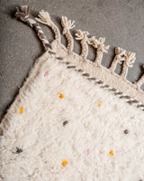 Moderner, handgefertigter Berber-Teppich aus Marokko. Beniourain-Teppich mit schönen Farben und Mustern und flauschiger Wollstruktur.