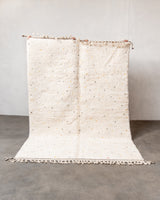 Moderner, handgefertigter Berber-Teppich aus Marokko. Beniourain-Teppich mit schönen Farben und Mustern und flauschiger Wollstruktur.