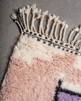 Moderner, handgefertigter Berber-Läuferteppich aus Marokko. Beniourain-Teppich mit schönen Farben und Mustern und flauschiger Wollstruktur.