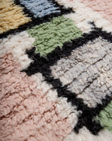 Moderner, handgefertigter Berber-Läuferteppich aus Marokko. Beniourain-Teppich mit schönen Farben und Mustern und flauschiger Wollstruktur.