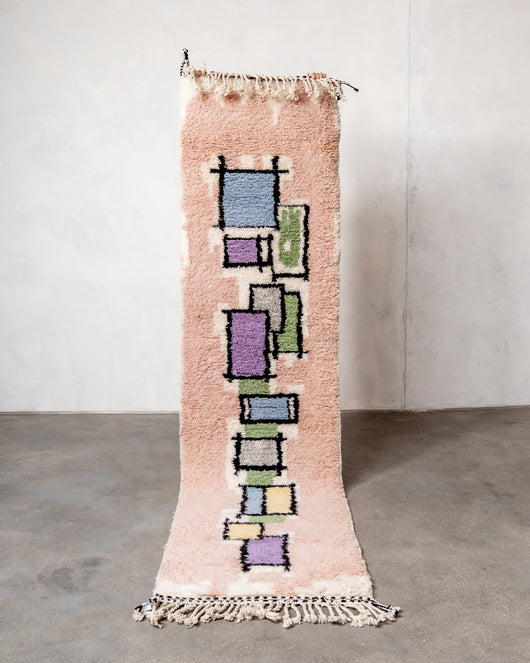 Moderner, handgefertigter Berber-Läuferteppich aus Marokko. Beniourain-Teppich mit schönen Farben und Mustern und flauschiger Wollstruktur.