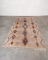 Moderner, handgefertigter Berber-Läuferteppich aus Marokko. Beniourain-Teppich mit schönen Farben und Mustern und flauschiger Wollstruktur.
