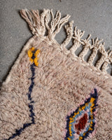 Moderner, handgefertigter Berber-Läuferteppich aus Marokko. Beniourain-Teppich mit schönen Farben und Mustern und flauschiger Wollstruktur.