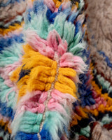 Moderner, handgefertigter Berber-Läuferteppich aus Marokko. Beniourain-Teppich mit schönen Farben und Mustern und flauschiger Wollstruktur.