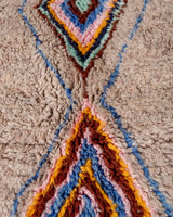 Moderner, handgefertigter Berber-Läuferteppich aus Marokko. Beniourain-Teppich mit schönen Farben und Mustern und flauschiger Wollstruktur.