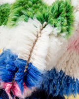 Moderner, handgefertigter Berber-Teppich aus Marokko. Beniourain-Teppich mit schönen Farben und Mustern und flauschiger Wollstruktur.