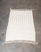Moderner, handgefertigter Berber-Teppich aus Marokko. Beniourain-Teppich mit minimalistischem Design, natürlichem Wollflor und flauschiger Textur.