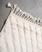 Moderner, handgefertigter Berber-Teppich aus Marokko. Beniourain-Teppich mit minimalistischem Design, natürlichem Wollflor und flauschiger Textur.