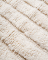 Moderner, handgefertigter Berber-Teppich aus Marokko. Beniourain-Teppich mit minimalistischem Design, natürlichem Wollflor und flauschiger Textur.