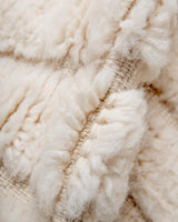 Moderner, handgefertigter Berber-Teppich aus Marokko. Beniourain-Teppich mit minimalistischem Design, natürlichem Wollflor und flauschiger Textur.