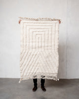 Moderner, handgefertigter Berber-Teppich aus Marokko. Beniourain-Teppich mit minimalistischem Design, natürlichem Wollflor und flauschiger Textur.