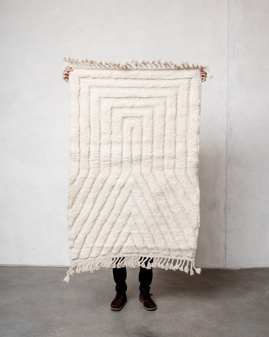 Moderner, handgefertigter Berber-Teppich aus Marokko. Beniourain-Teppich mit minimalistischem Design, natürlichem Wollflor und flauschiger Textur.