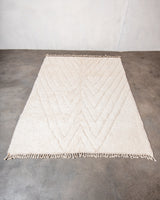 Moderner, handgefertigter Berber-Teppich aus Marokko. Beniourain-Teppich mit minimalistischem Design, natürlichem Wollflor und flauschiger Textur.