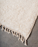 Moderner, handgefertigter Berber-Teppich aus Marokko. Beniourain-Teppich mit minimalistischem Design, natürlichem Wollflor und flauschiger Textur.