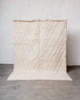Moderner, handgefertigter Berber-Teppich aus Marokko. Beniourain-Teppich mit minimalistischem Design, natürlichem Wollflor und flauschiger Textur.