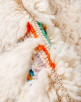 Moderner, handgefertigter Berber-Teppich aus Marokko. Beniourain-Teppich mit schönen Farben und Mustern und flauschiger Wollstruktur.