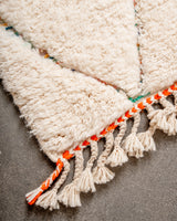 Moderner, handgefertigter Berber-Teppich aus Marokko. Beniourain-Teppich mit schönen Farben und Mustern und flauschiger Wollstruktur.