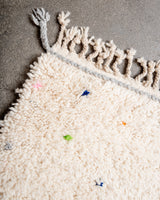 Moderner, handgefertigter Berber-Teppich aus Marokko. Beniourain-Teppich mit schönen Farben und Mustern und flauschiger Wollstruktur.