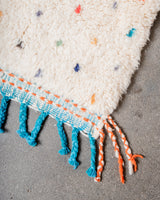 Moderner, handgefertigter Berber-Teppich aus Marokko. Beniourain-Teppich mit schönen Farben und Mustern und flauschiger Wollstruktur.