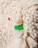 Moderner, handgefertigter Berber-Teppich aus Marokko. Beniourain-Teppich mit schönen Farben und Mustern und flauschiger Wollstruktur.