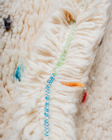 Moderner, handgefertigter Berber-Teppich aus Marokko. Beniourain-Teppich mit schönen Farben und Mustern und flauschiger Wollstruktur.