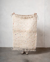 Moderner, handgefertigter Berber-Teppich aus Marokko. Beniourain-Teppich mit schönen Farben und Mustern und flauschiger Wollstruktur.
