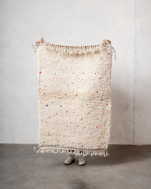Moderner, handgefertigter Berber-Teppich aus Marokko. Beniourain-Teppich mit schönen Farben und Mustern und flauschiger Wollstruktur.