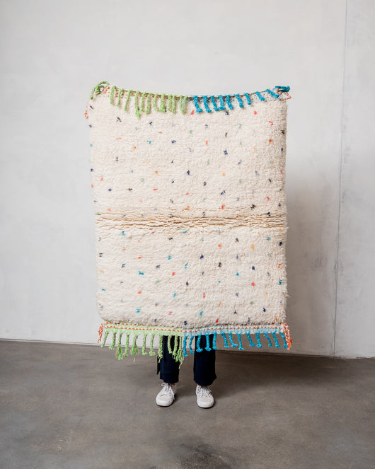 Moderner, handgefertigter Berber-Teppich aus Marokko. Beniourain-Teppich mit schönen Farben und Mustern und flauschiger Wollstruktur.