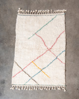 Moderner, handgefertigter Berber-Teppich aus Marokko. Beniourain-Teppich mit schönen Farben und Mustern und flauschiger Wollstruktur.