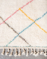 Moderner, handgefertigter Berber-Teppich aus Marokko. Beniourain-Teppich mit schönen Farben und Mustern und flauschiger Wollstruktur.