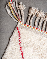 Moderner, handgefertigter Berber-Teppich aus Marokko. Beniourain-Teppich mit schönen Farben und Mustern und flauschiger Wollstruktur.