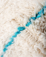 Moderner, handgefertigter Berber-Teppich aus Marokko. Beniourain-Teppich mit schönen Farben und Mustern und flauschiger Wollstruktur.