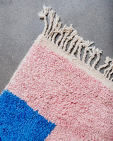 Moderner, handgefertigter Berber-Teppich aus Marokko. Beniourain-Teppich mit schönen Farben und Mustern und flauschiger Wollstruktur.