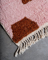 Moderner, handgefertigter Berber-Teppich aus Marokko. Beniourain-Teppich mit schönen Farben und Mustern und flauschiger Wollstruktur.