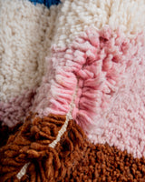 Moderner, handgefertigter Berber-Teppich aus Marokko. Beniourain-Teppich mit schönen Farben und Mustern und flauschiger Wollstruktur.