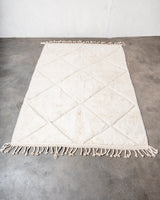 Moderner, handgefertigter Berber-Teppich aus Marokko. Beniourain-Teppich mit minimalistischem Design, natürlichem Wollflor und flauschiger Textur.