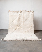 Moderner, handgefertigter Berber-Teppich aus Marokko. Beniourain-Teppich mit minimalistischem Design, natürlichem Wollflor und flauschiger Textur.