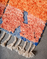 Moderner, handgefertigter Berber-Teppich aus Marokko. Beniourain-Teppich mit schönen Farben und Mustern und flauschiger Wollstruktur.